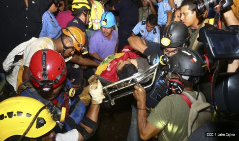 Rescatan con vida a 20 mineros