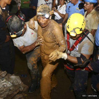 Rescatan con vida a 20 mineros