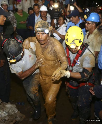 Rescatan con vida a 20 mineros