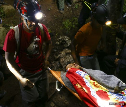 Rescatan con vida a 20 mineros