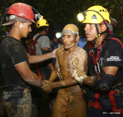 Rescatan con vida a 20 mineros