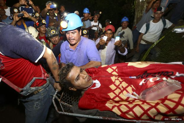 Rescatan con vida a 20 mineros