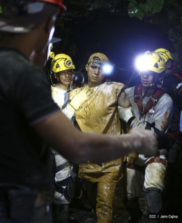 Rescatan con vida a 20 mineros