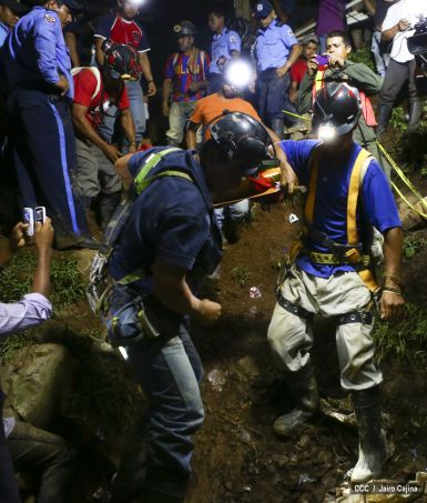 Rescatan con vida a 20 mineros