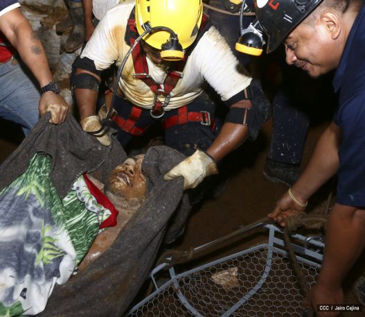 Rescatan con vida a 20 mineros