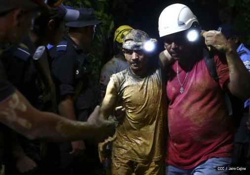 Rescatan con vida a 20 mineros