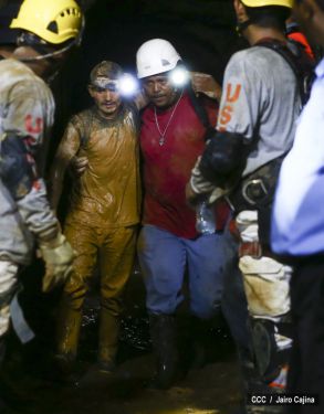 Rescatan con vida a 20 mineros