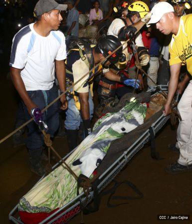 Rescatan con vida a 20 mineros