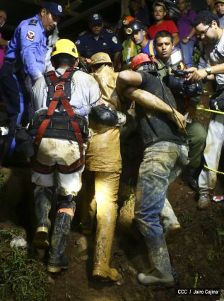 Rescatan con vida a 20 mineros