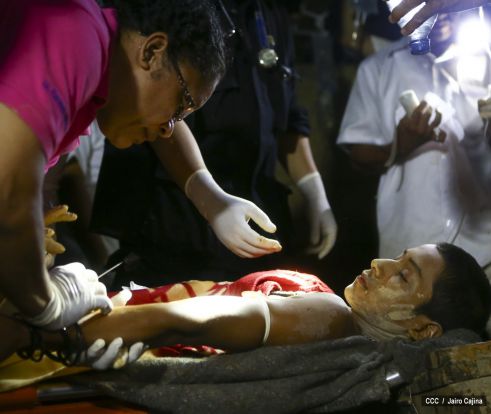 Rescatan con vida a 20 mineros