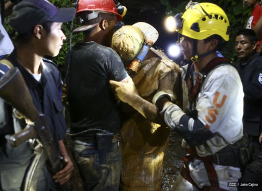 Rescatan con vida a 20 mineros