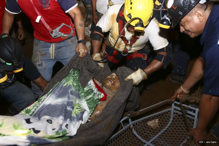 Rescatan con vida a 20 mineros