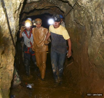 Rescatan con vida a 20 mineros