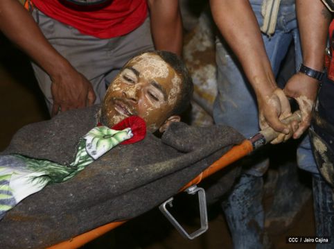 Rescatan con vida a 20 mineros