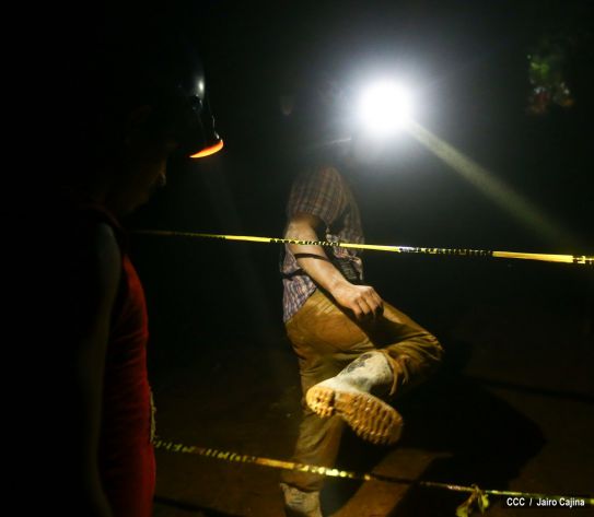 Familias de Bonanza en vigilia espiritual por mineros artesanales soterrados