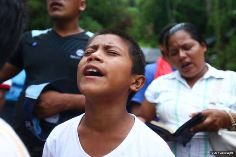 Familias de Bonanza en vigilia espiritual por mineros artesanales soterrados