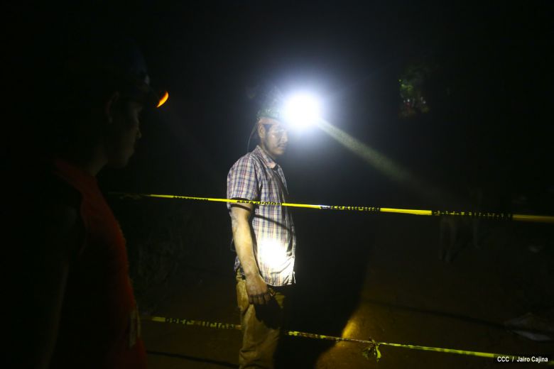 Familias de Bonanza en vigilia espiritual por mineros artesanales soterrados