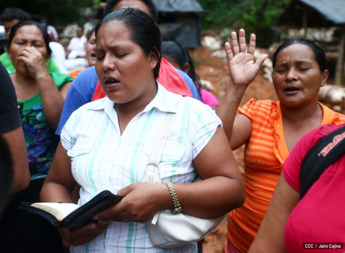 Familias de Bonanza en vigilia espiritual por mineros artesanales soterrados