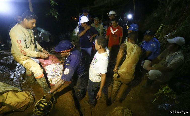 Familias de Bonanza resignadas ante dificultades en rescate de mineros