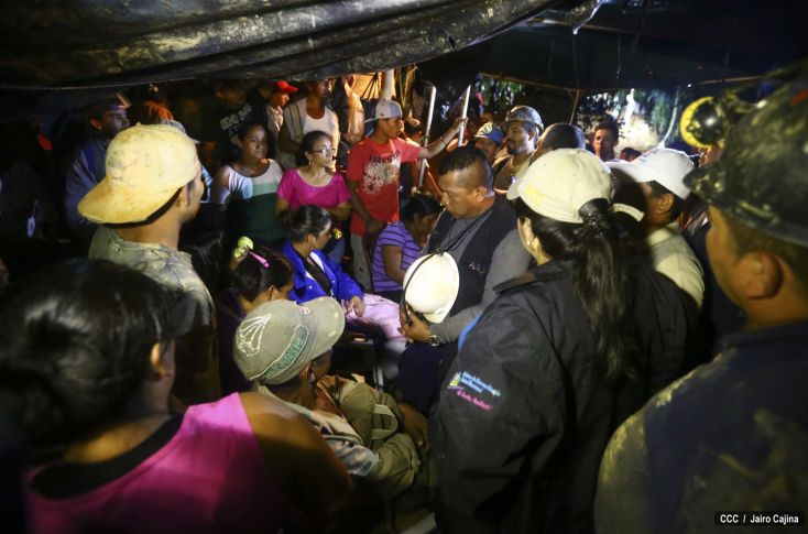 Familias de Bonanza resignadas ante dificultades en rescate de mineros