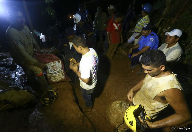 Familias de Bonanza resignadas ante dificultades en rescate de mineros