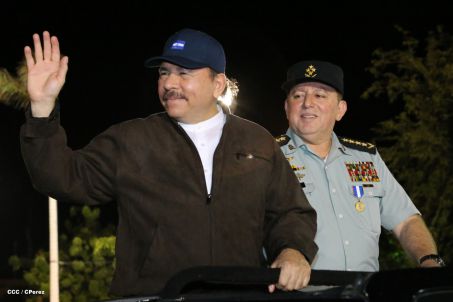 Comandante Daniel preside Desfile Militar en honor al 35 Aniversario del Ejército