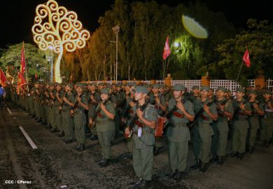 Comandante Daniel preside Desfile Militar en honor al 35 Aniversario del Ejército