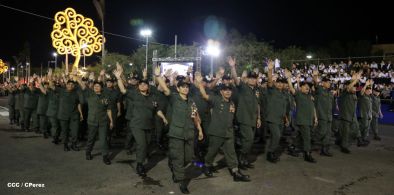 Comandante Daniel preside Desfile Militar en honor al 35 Aniversario del Ejército