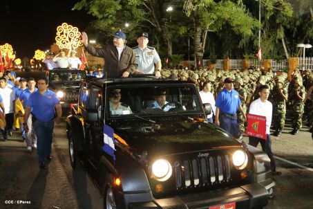 Comandante Daniel preside Desfile Militar en honor al 35 Aniversario del Ejército