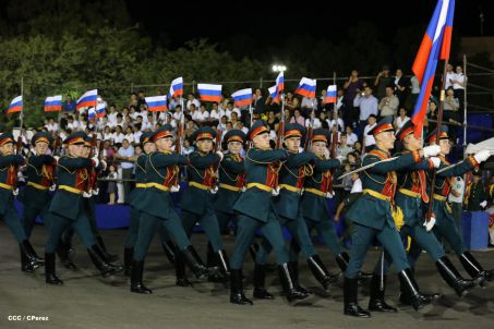 Comandante Daniel preside Desfile Militar en honor al 35 Aniversario del Ejército