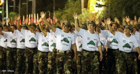 Comandante Daniel preside Desfile Militar en honor al 35 Aniversario del Ejército