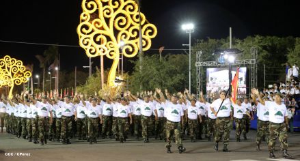 Comandante Daniel preside Desfile Militar en honor al 35 Aniversario del Ejército