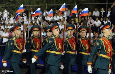 Comandante Daniel preside Desfile Militar en honor al 35 Aniversario del Ejército