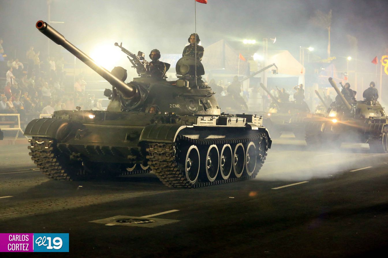 Comandante Daniel preside Desfile Militar en honor al 35 Aniversario del Ejército