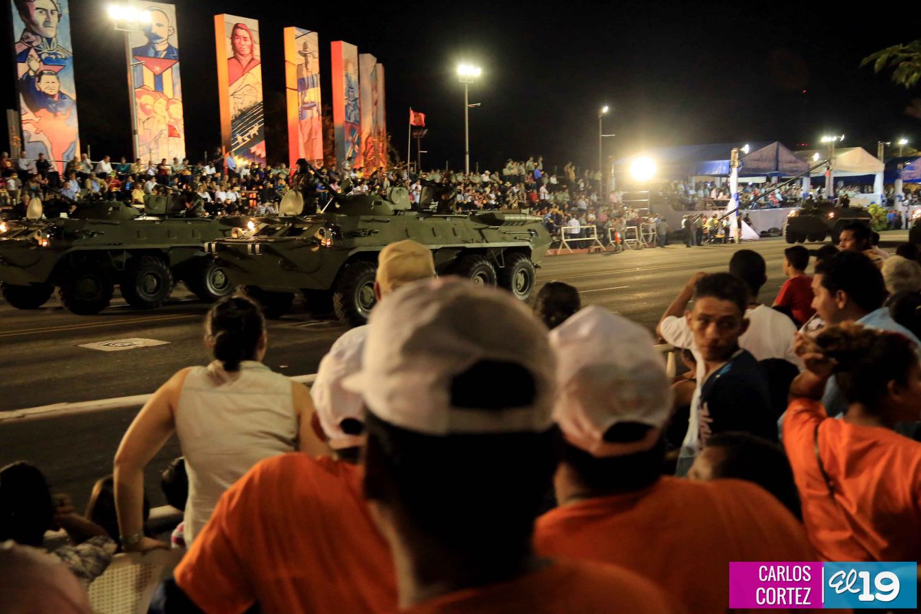 Comandante Daniel preside Desfile Militar en honor al 35 Aniversario del Ejército