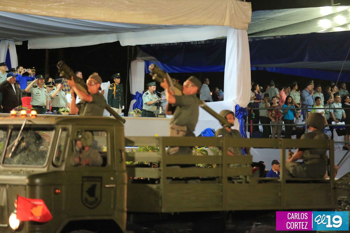 Comandante Daniel preside Desfile Militar en honor al 35 Aniversario del Ejército
