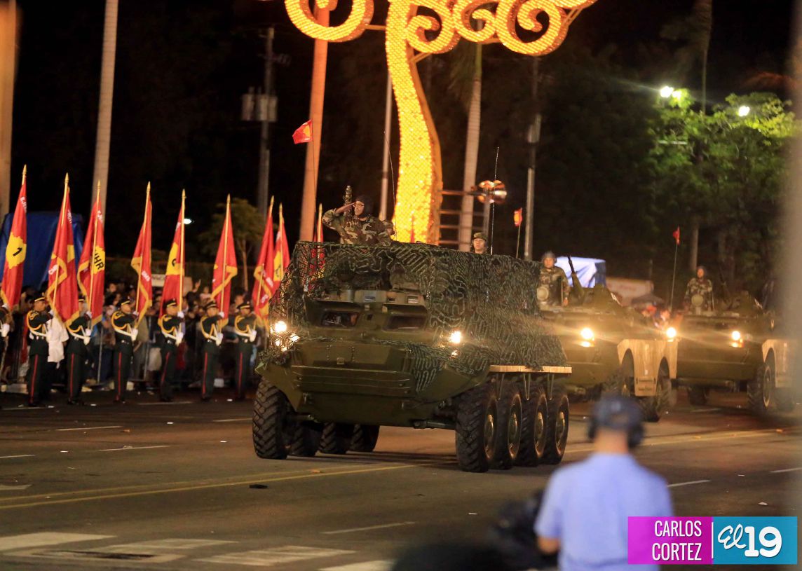 Comandante Daniel preside Desfile Militar en honor al 35 Aniversario del Ejército