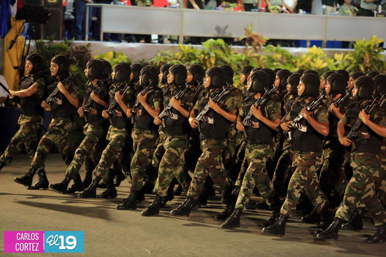 Comandante Daniel preside Desfile Militar en honor al 35 Aniversario del Ejército