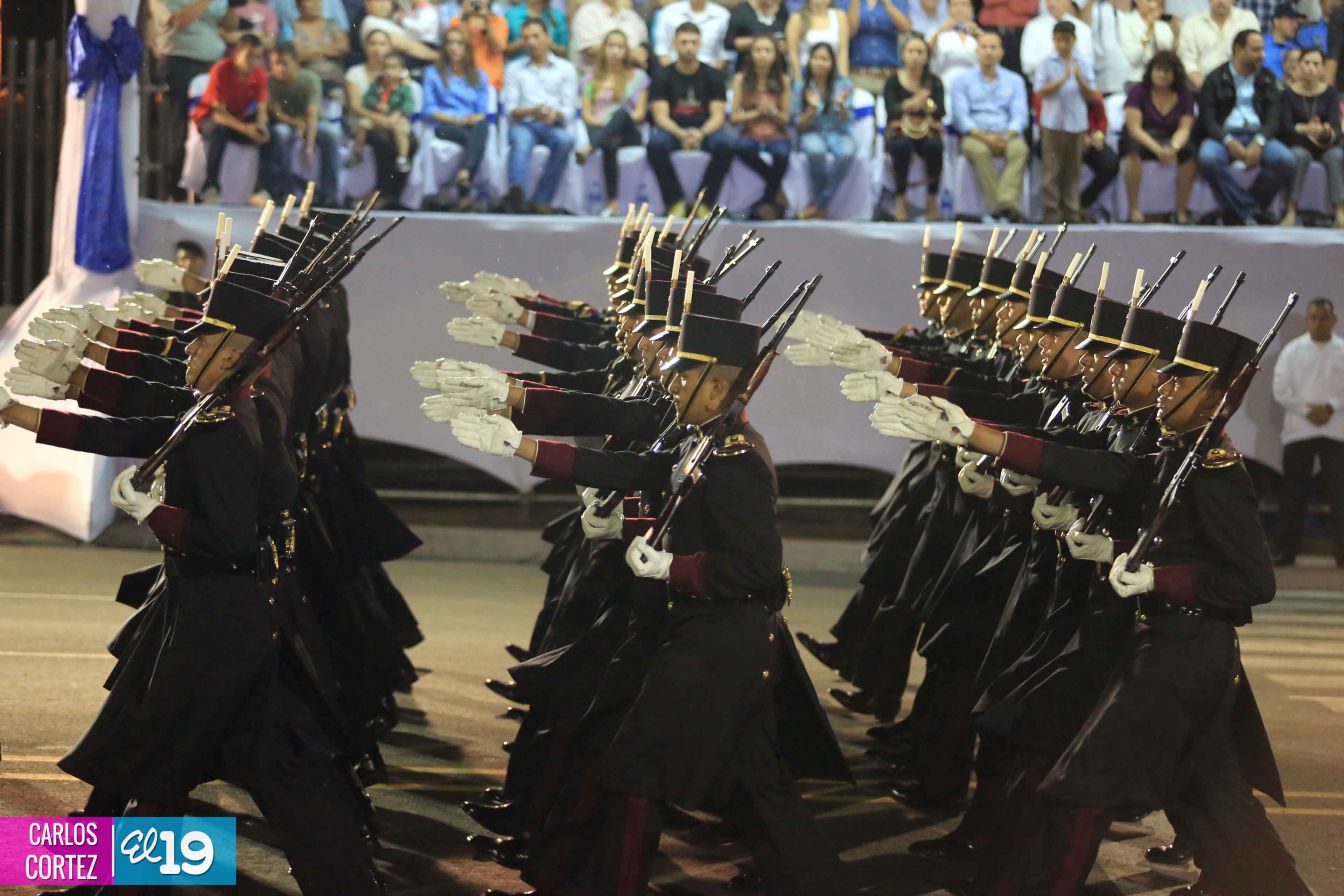 Comandante Daniel preside Desfile Militar en honor al 35 Aniversario del Ejército