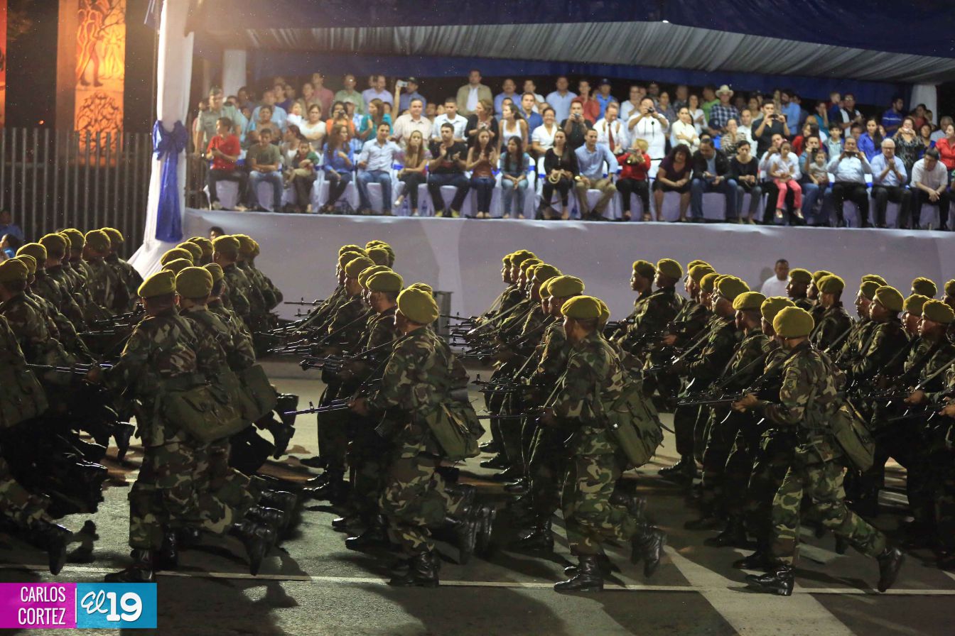 Comandante Daniel preside Desfile Militar en honor al 35 Aniversario del Ejército