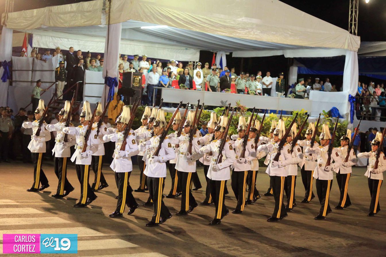 Comandante Daniel preside Desfile Militar en honor al 35 Aniversario del Ejército