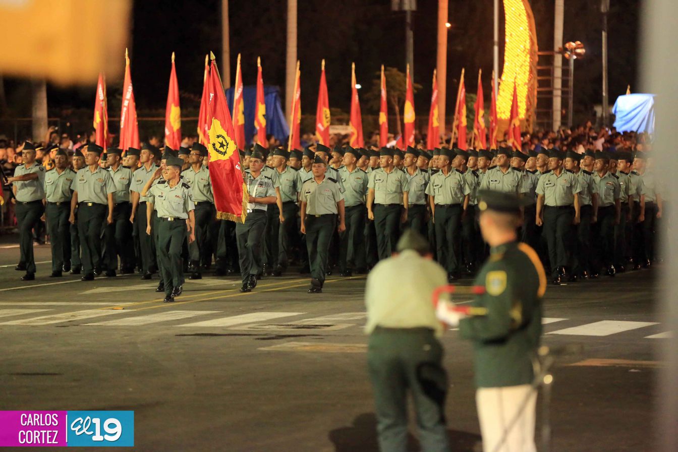 Comandante Daniel preside Desfile Militar en honor al 35 Aniversario del Ejército