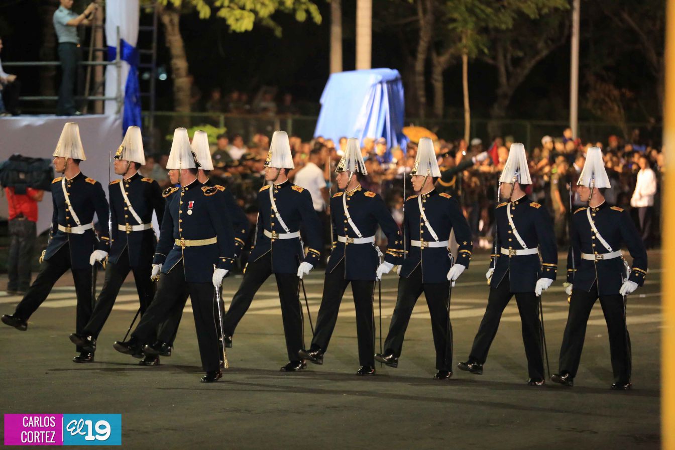 Comandante Daniel preside Desfile Militar en honor al 35 Aniversario del Ejército