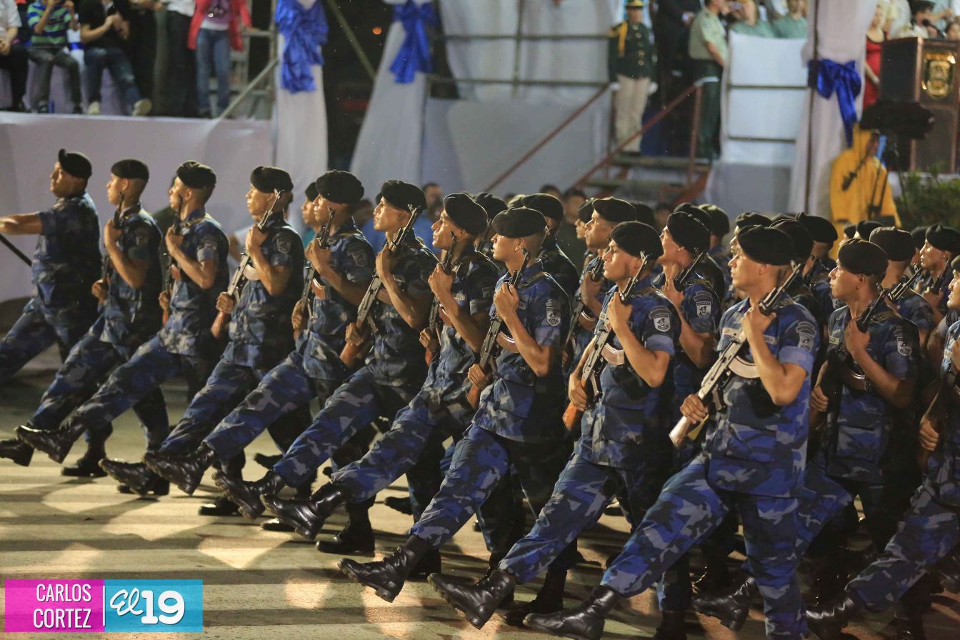 Comandante Daniel preside Desfile Militar en honor al 35 Aniversario del Ejército