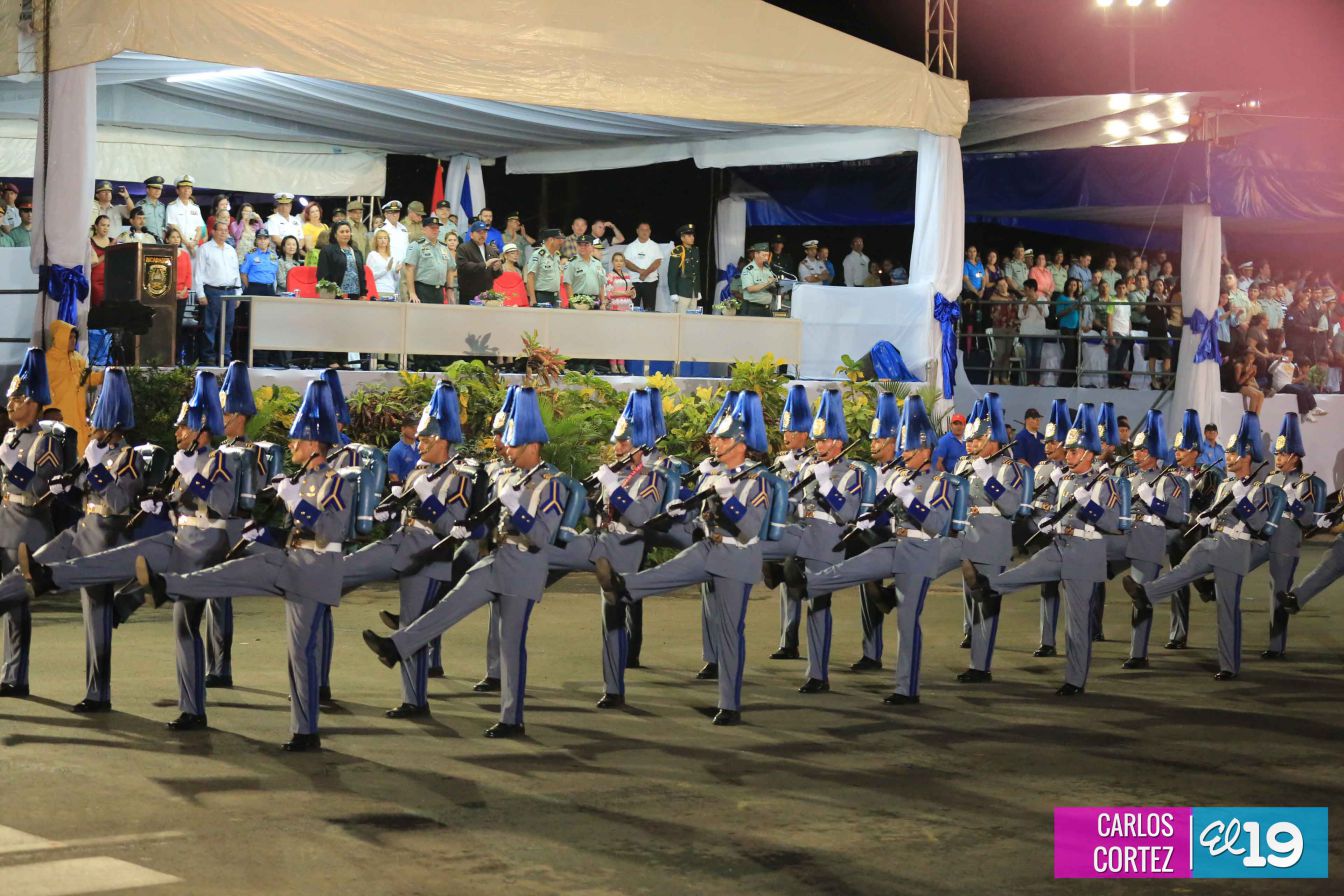 Comandante Daniel preside Desfile Militar en honor al 35 Aniversario del Ejército