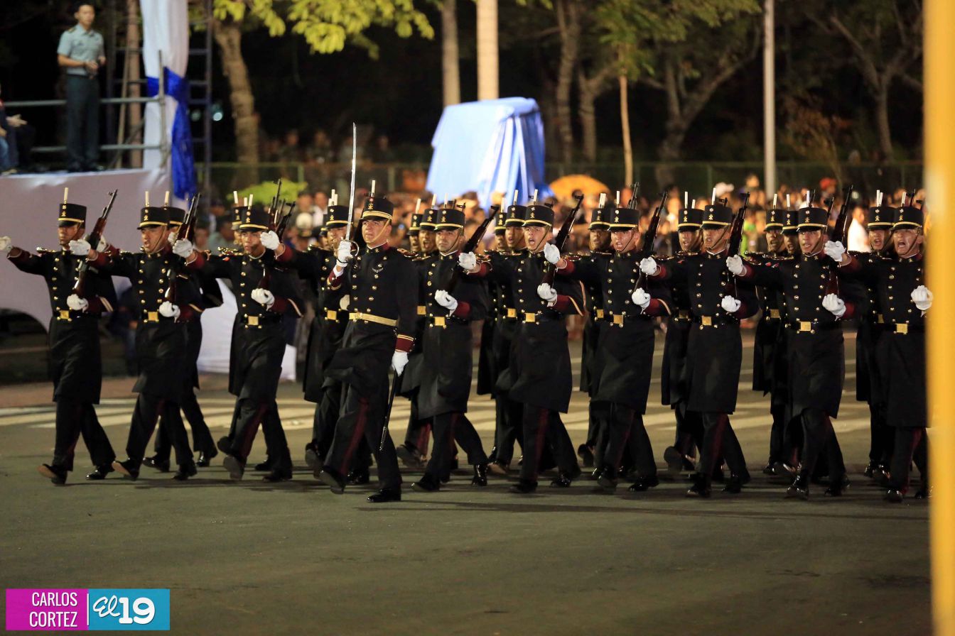 Comandante Daniel preside Desfile Militar en honor al 35 Aniversario del Ejército