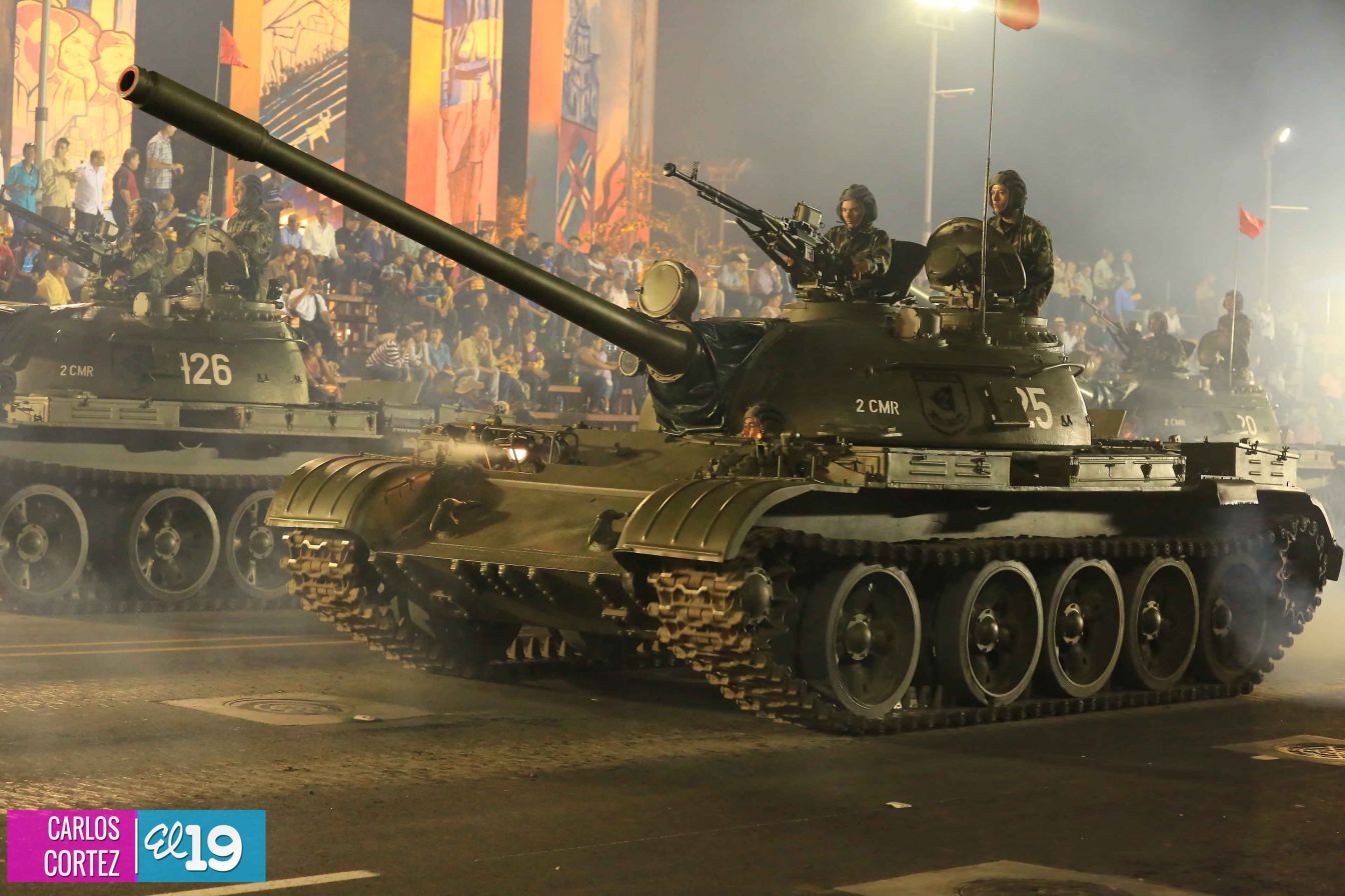 Comandante Daniel preside Desfile Militar en honor al 35 Aniversario del Ejército