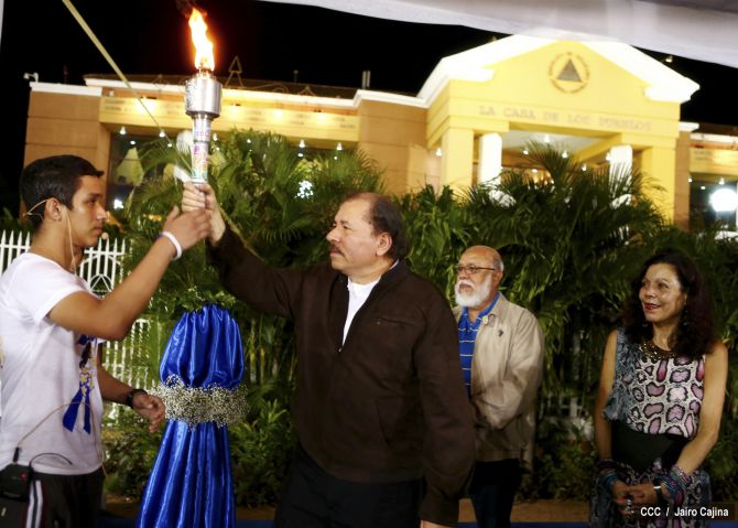 Daniel y Rosario reciben Antorcha de la Libertad y la Unidad Centroamericana