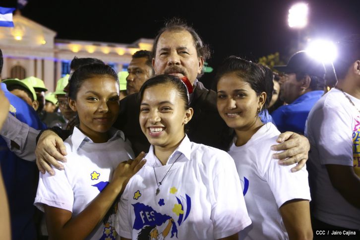 Daniel y Rosario reciben Antorcha de la Libertad y la Unidad Centroamericana