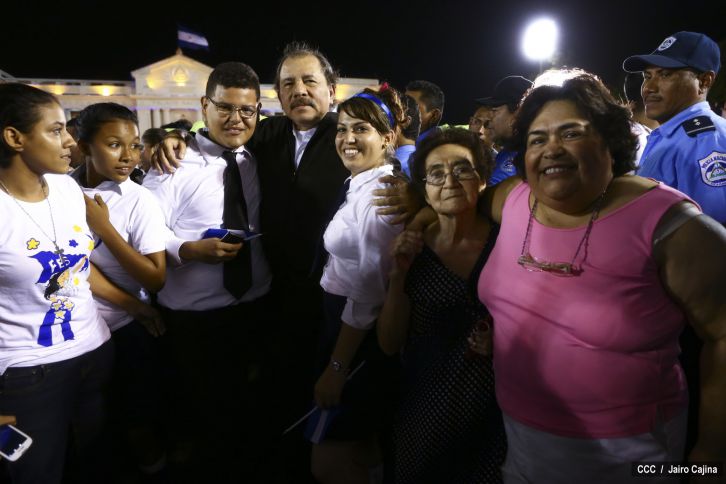 Daniel y Rosario reciben Antorcha de la Libertad y la Unidad Centroamericana